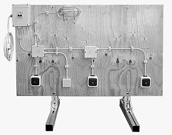 Installationsschaltungen auf einer Stecktafel aufstecken und auf einer Montageplatte fachgerecht installieren